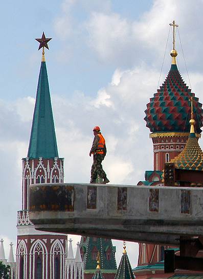 Одна из главных тайн парка -- его стоимость. С самого начала предполагалось, что город потратит на &quot;Зарядье&quot; 5,08 млрд рублей. Потом смета выросла вдвое. А в 2015 году разные источники называли сумму от 22 до 27 млрд рублей