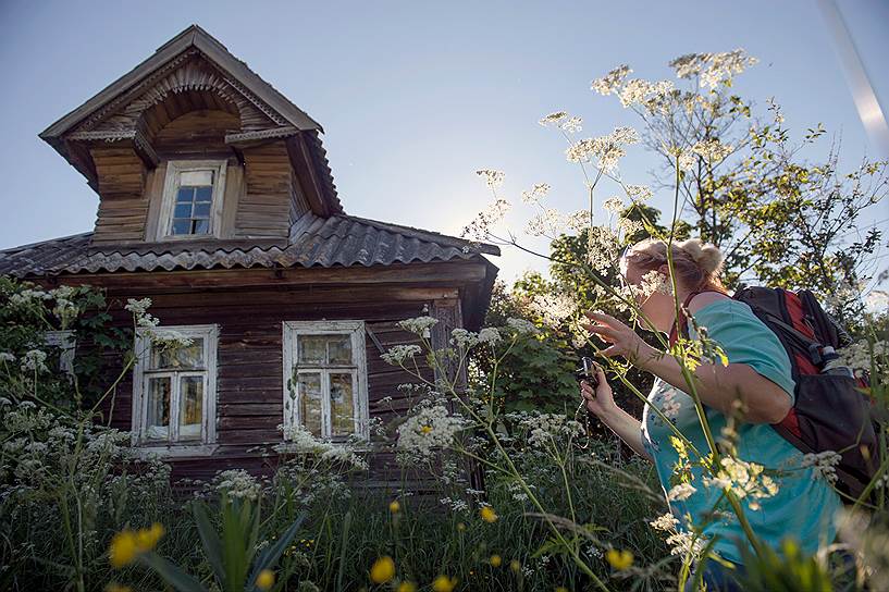 В петровские времена, чтобы уберечь торговые суда от штормов Ладожского озера, вдоль его южного берега прорыли канал. В XIX веке выкопали еще один канал — Новоладожский. Между ними и протянулась болотистая полоска земли с несколькими деревнями