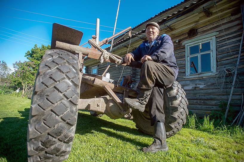 Александра Гурьевича односельчане кличут Кулибиным. Из старых машин он собирает вездеходы, самосвалы и прочие чудеса техники 