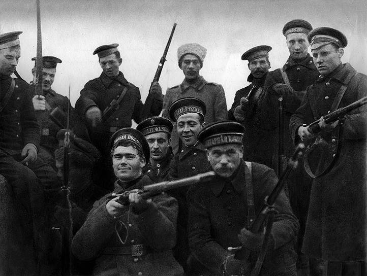Участники штурма Зимнего. Снимок сделан 26 октября (8 ноября) 1917 года в первой половине дня после взятия Зимнего дворца 
