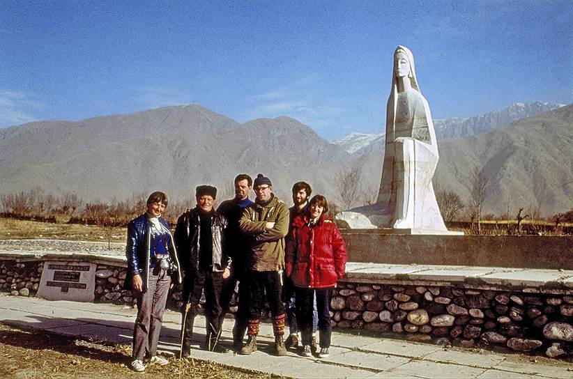 С коллегами и американскими гостями у памятника жертвам Хаитского землетрясения в Таджикистане 
