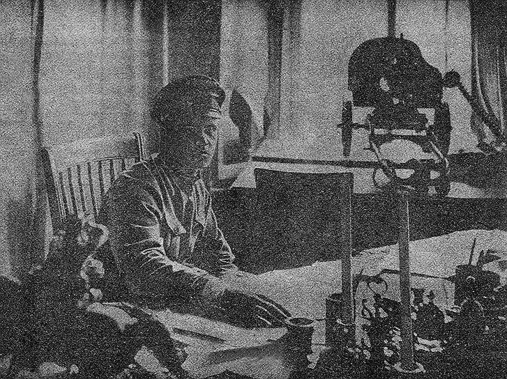 Яков Петерс в своем кабинете. На окне пулемет на случай нападения на ВЧК
