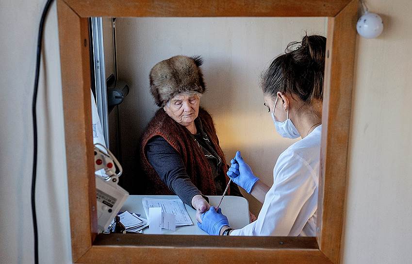 Лаборант Ирина берет анализ крови в лаборатории поезда. Здесь можно сделать все стандартные анализы