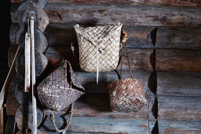 Берестяное плетение — одно из традиционных ремесел, которое сохраняют в Кижах 