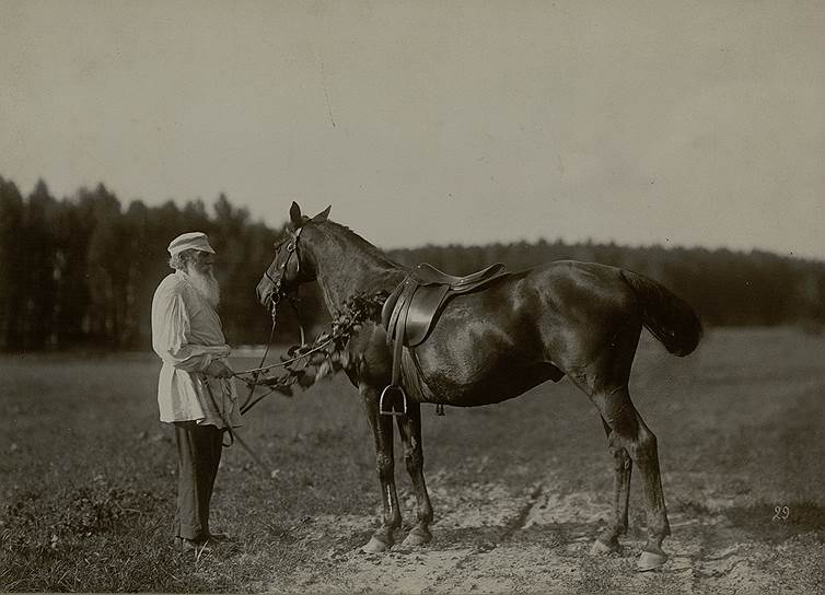 На оригинальных снимках 1908 года Карла Буллы — всего их около сотни — Лев Толстой запечатлен в повседневной обстановке

