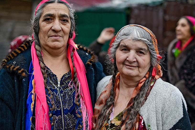 Женщин-котлярок опознать нетрудно: косы или кудри на висках, фартуки, яркие платки с узлом на затылке