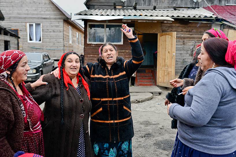 Женщины и девочки нередко ездят в Петербург, где гадают на улицах. Но большинство все же образцовые цыганские домохозяйки