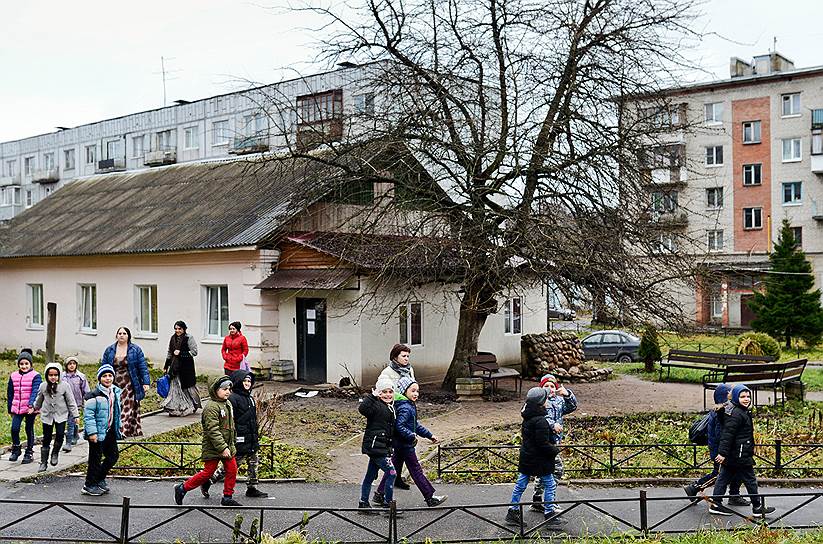 От табора до школы в соседнем поселке около 5 км пути. Дети цыган занимаются в отдельном здании. Но часть уроков у них проходит в основном корпусе школы, куда они направляются шумным строем в сопровождении учителя и мам