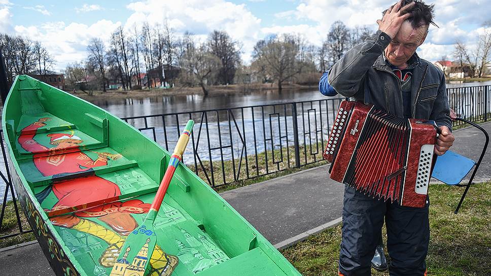 Скоморох, нарисованный на дне лодки, – символ народных гуляний