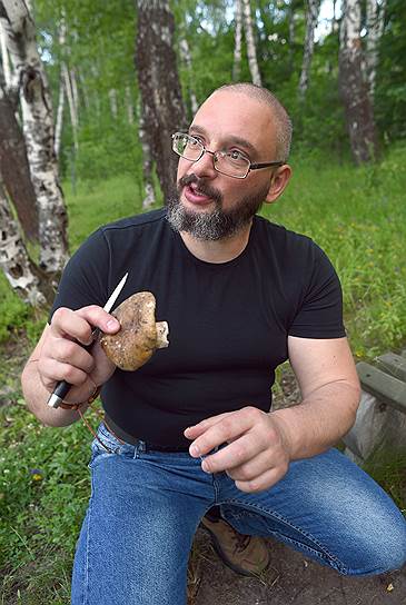 Михаил Вишневский демонстрирует: многие грибы можно есть даже в сыром виде