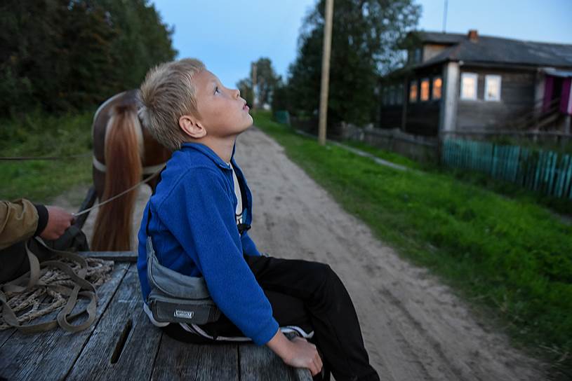 Елисей тоже любит лошадей. И, конечно, помогает ухаживать за ними 