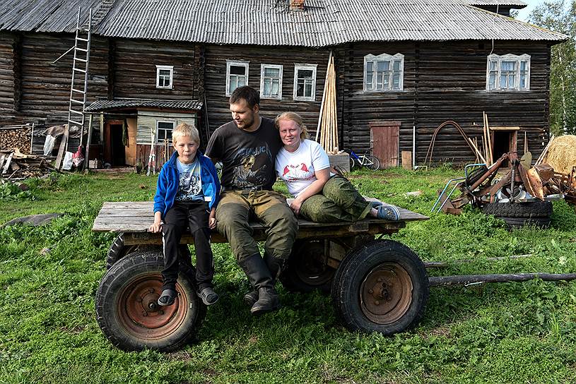 Елисей, Андрей и Елена у своего дома 