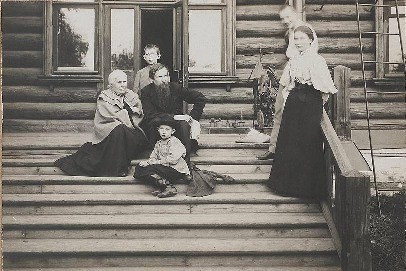 Виктор Васнецов с женой и детьми. 1897 год. Москва