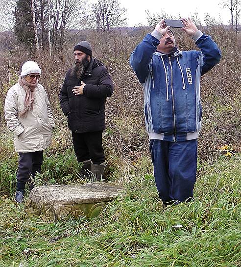 Александр (в центре) и восстанавливает храм, и показывает его туристам