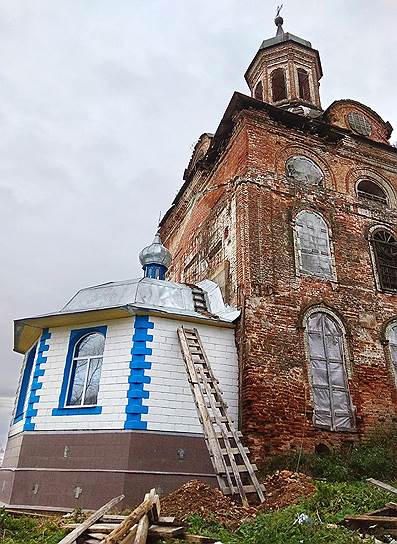 Пластиковые окна в старинном храме — примета времени