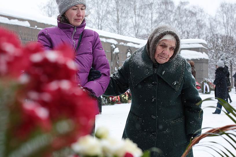 На Пискаревском мемориальном кладбище