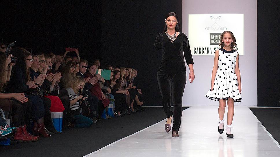Алена с дочкой Соней во время показа на Неделе моды в Москве в Гостином Дворе. На подиум она впервые вышла через полгода после аварии во время показа одежды для людей с особенностями фигуры