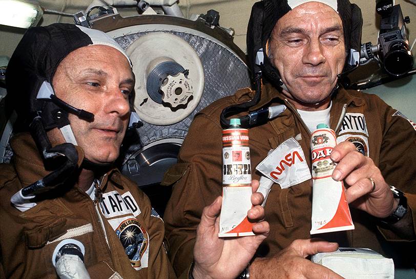 Во время совместного полета «Союз» — «Аполлон» американские астронавты чокались на орбите русской водкой