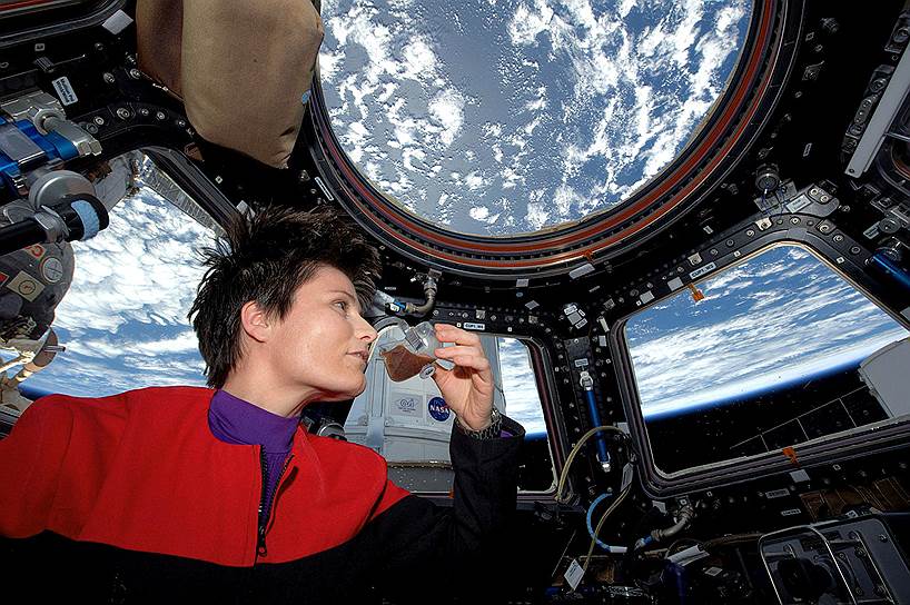 Ничто не мешает астронавту Саманте Кристофоретти насладиться кофе, хотя бы и в невесомости