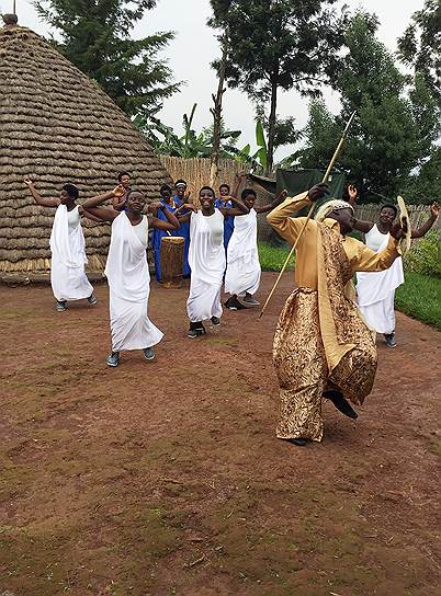 Танец инторе, отражающий героическое прошлое, вам покажут за 60 долларов. Суть: три народа Руанды (хуту, тутси и тва) вместе бьются с врагами