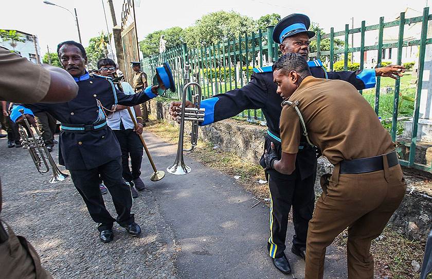 Проверка перед входом на кладбище в Коломбо: досматривают всех участников траурных церемоний