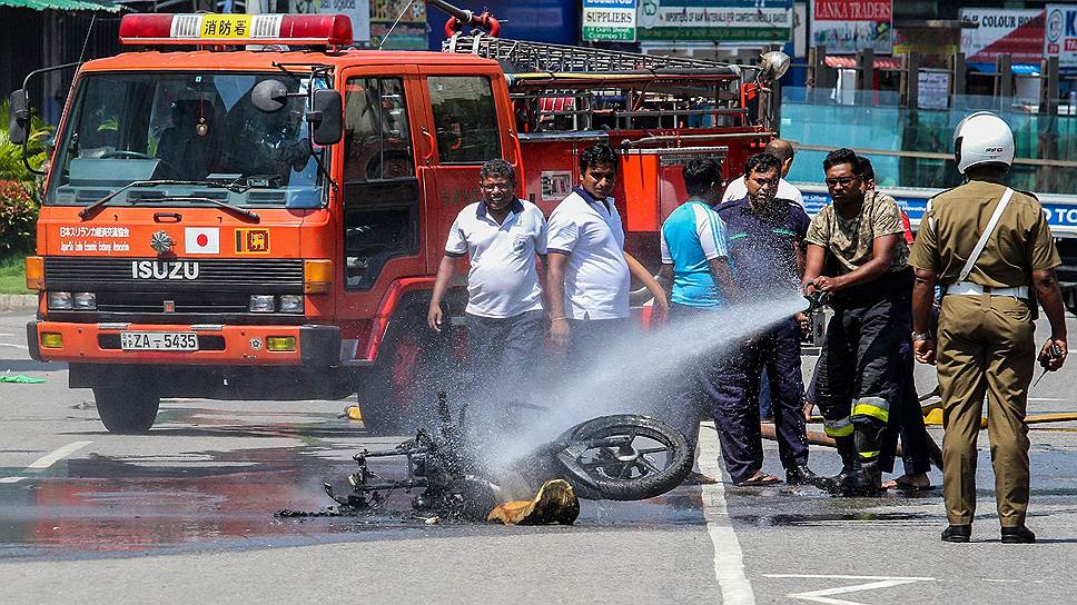 Спецслужбы взорвали мотоцикл, казавшийся подозрительным. По данным индийской разведки, угроза террористических атак на Шри-Ланке сохраняется