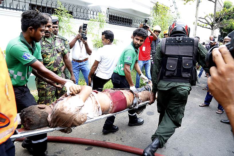 Пострадавших эвакуируют из района взрыва в Коломбо. Всего ранены около 500 человек