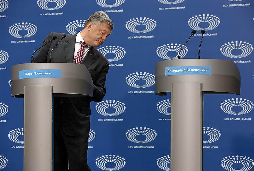 Порошенко разгромно проиграл выборы, но ведет себя как победитель