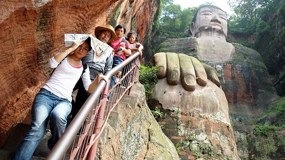 Гигантская статуя Будды в Лэшане, высеченная в скале Эмэйшань в 713–803 годах, имеет статус памятника Всемирного наследия ЮНЕСКО. Скульптура высотой 71 метр находится в месте слияния рек Миньцзян, Даду и Цинги