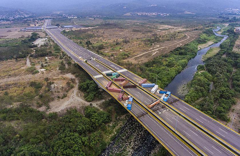 Контейнеры блокируют мост, по которому в Венесуэлу планировалась доставка гумпомощи из Колумбии. Сейчас они убраны, но граница остается горячей точкой
