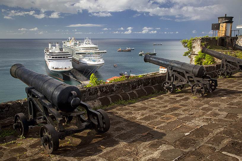 Форт Джордж в столице Гренады Сент-Джорджесе. Раньше эти пушки отпугивали пиратов. Теперь приманивают круизные лайнеры
