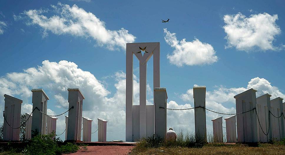 Памятник кубинским строителям, погибшим в ходе вторжения США на Гренаду в 1983-м. Над ним — самолет, взлетающий из аэропорта им. Мориса Бишопа