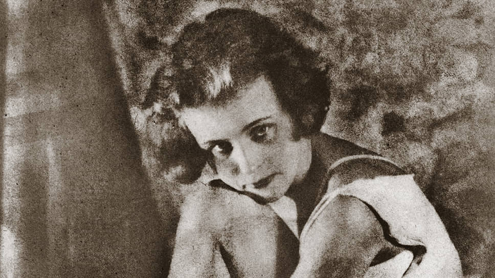 В экспозиции также представлена работа «Сидящая девушка», 1928 год