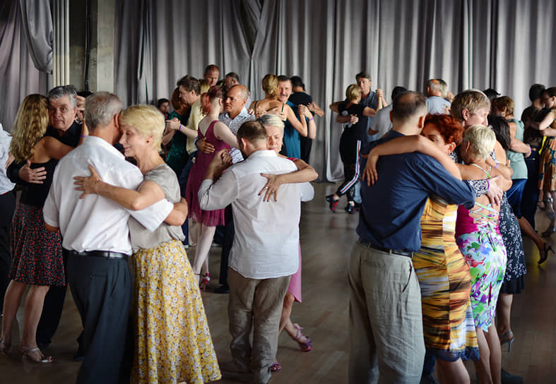 Encuentro Milonguero Moscow собрал танцующих со всего света. Приверженцами
танго «в близком объятии» в основном оказались люди постарше