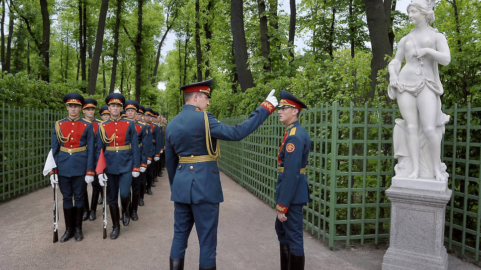 Развод караула и шпалеры — среди новых примет трехсотлетнего сада