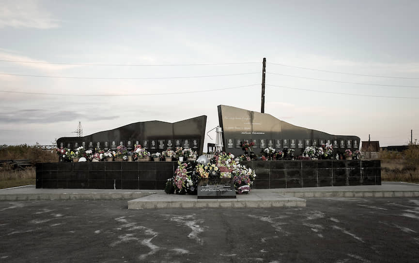 Памятник погибшим в 2016 году во время взрыва шахтерам и горноспасателям шахты Северной