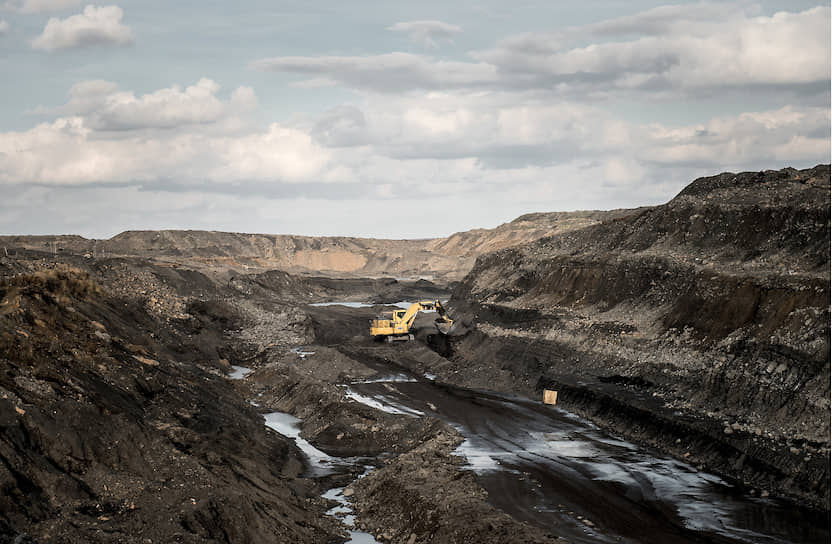 Техника работает в Юньягинском разрезе — единственном месте за Полярным кругом, где уголь добывают открытым способом