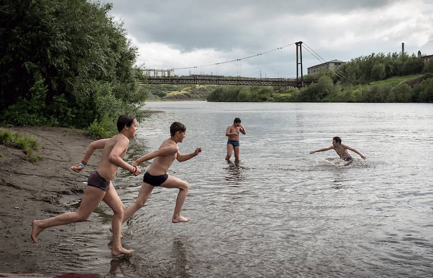 В июле можно искупаться в реке Воркуте. Температура воздуха около 20 градусов