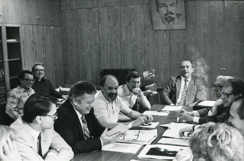 1990-е. Встреча в редакции с офтальмологом Святославом Федоровым (второй слева). В центре — главный редактор Виталий Коротич