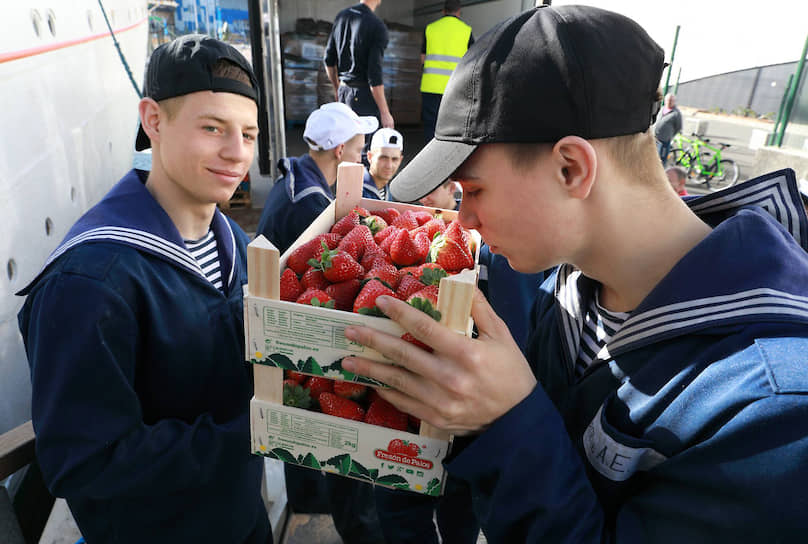 Свежая клубника на борту «Седова» — тоже событие!