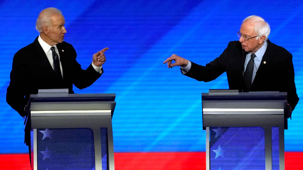 Два пожилых демократа — Джо Байден (слева) и Берни Сандерс — на дебатах перед праймериз в Нью-Гэмпшире