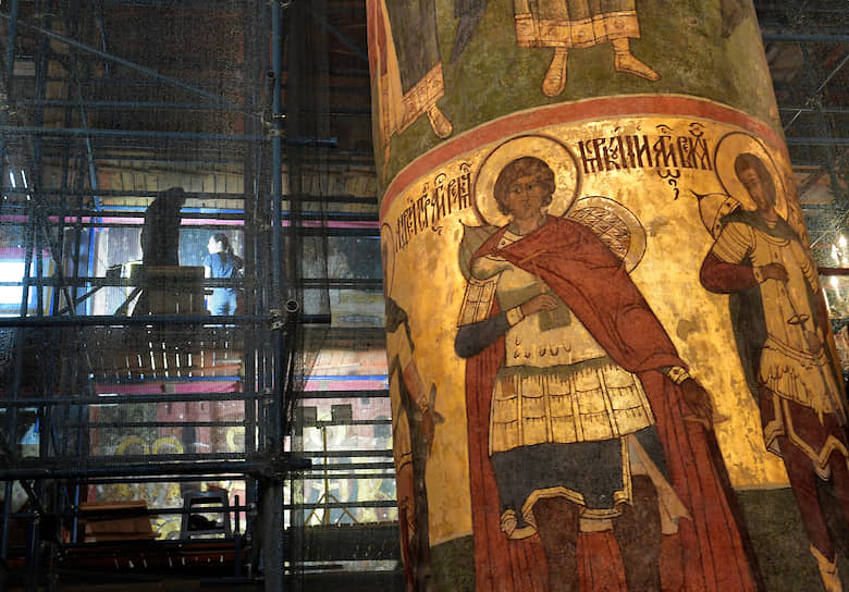 Четверг в Кремле выходной, но здесь, в соборе, вовсю идут реставрационные работы