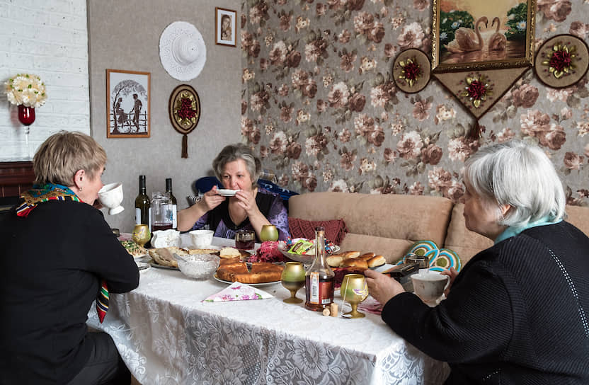 В доме у коренной варзужанки Марины Арсеньевны Коневой (в центре). Она звезда поморского хора Варзуги, который существует уже почти сто лет