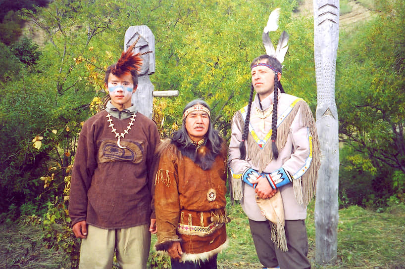 «Три индейца на берегу реки Ковран» — ительмены в костюмах, подаренных родственным племенем индейцев из Канады