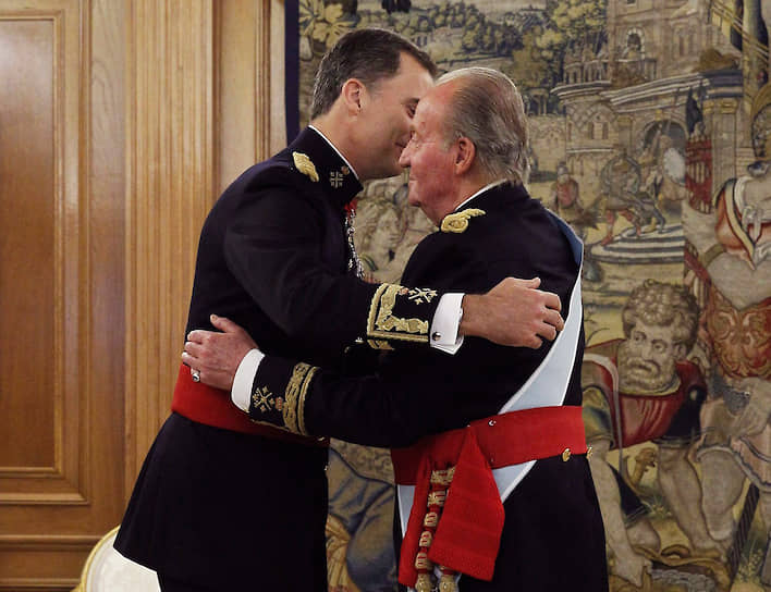 2014 год. Уходящий король Хуан Карлос только что передал пояс генерал-капитана вооруженных сил своему сыну и новому королю Испании Филиппу VI во дворце Сарсуэла