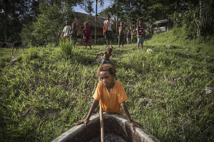 Для островных детей деревянные каноэ — лучший способ попасть в школу на берегу