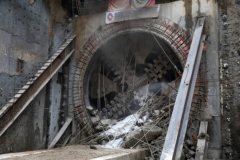 Выход 6-метрового щита «Мария» из тоннеля у станции «Аминьевское шоссе»