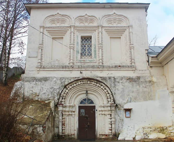 При сносе Благовещенской церкви ее роскошные наличники и портал перенесли на другой храм в Юрьевце