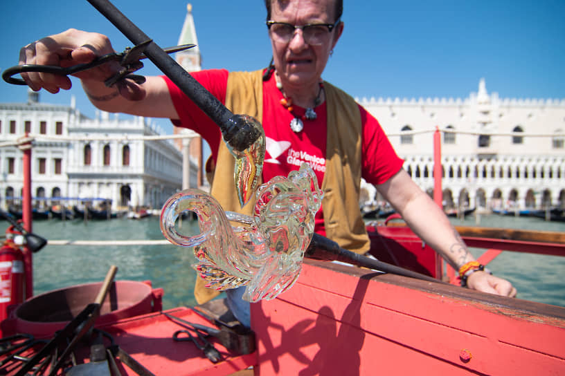 Баржа с плавильной печью курсировала по главному каналу Венеции. Стеклянное чудо творилось на глазах у зрителей