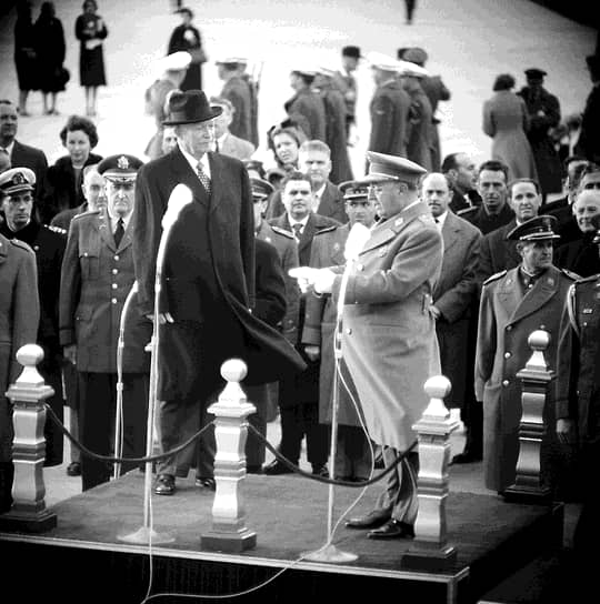 Декабрь 1959-го. Генералиссимус Франсиско Франко приветствует президента Дуайта Эйзенхауэра на базе ВВС США под Мадридом. Допросы вернувшихся на родину советских испанцев идут полным ходом